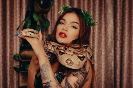 LeaThompson God is a woman Foto 9