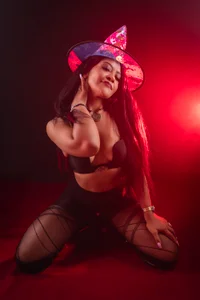 Sky_Collins_ Being your SEXY WITCH! 🖤💋 - {count, plural, one {תמונה אחת} two {שתי תמונות} many {# תמונות} other {# תמונות}}