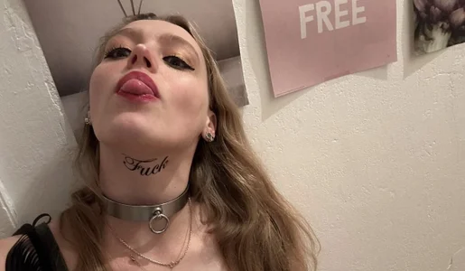 KinkyAmy6 Public Pic 3
