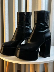 missmegann Each pair, a different version of me Foto 2