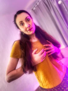 Juliet_Jamess sometimes it's important to feel like just a girl who believes that the sun will always shine Immagine  3