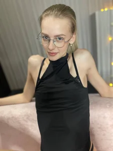 am i one on the sofa now?! de kittie_like18  2 Imagens