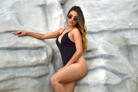 VictoriaNoah_ kullanıcısının Black Swimsuit 🖤 albümü -  2 fotoğraf