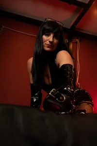 Lucy-MILF Public Billede 4