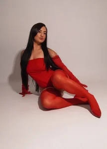 Auroraa_miller The secret is in the red 🔥💋  5টি ছবি