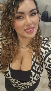 TianaRios_Pink Public Pic 4