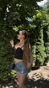 _Rosalinelov_ Lov টি ছবি