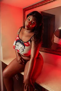 AngelThroattの🔥Fire Womanの 4枚の写真