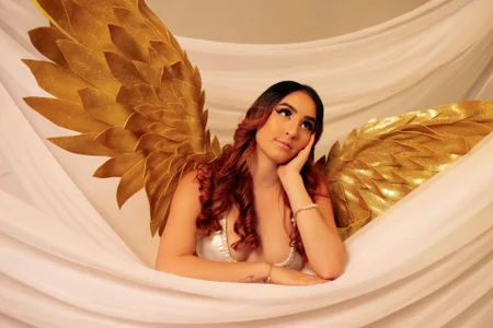 Pia_Johnson_ Gold angel💛🤍 Pic