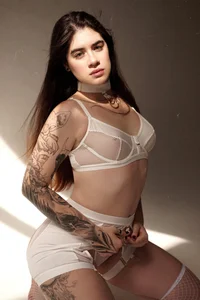 Ally_addams White Gambar 2