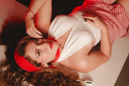 Elegance that Never Dies 🎩🌹 od BelaMiller_  3 snímek