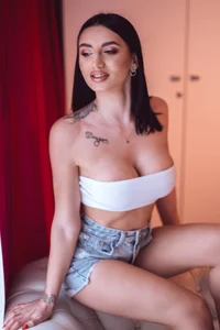 BrianaBrattyHELLO Bild 8