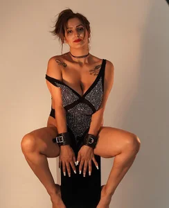 Kathia_carter Public - {count, plural, one {תמונה אחת} two {שתי תמונות} many {# תמונות} other {# תמונות}}