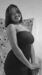 LatinBrunette1 Public Pic 5