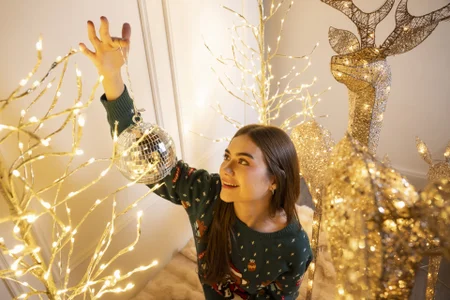 AlannaRussell_ Christmas 2025🎁  5টি ছবি