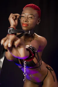 ScarleetSmithのAt your Mercyの 2枚の写真