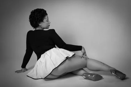 MillyHotsoon B/W photography Hình 4