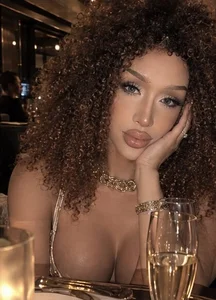 Wanna date with me? 🥂 de DominusErotica  2 photos