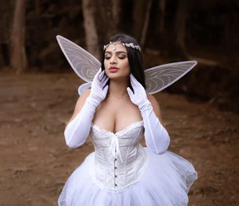 ElleGisellee READY FOR YOUR FAIRY DUST? 🧚🏽‍♀️ Foto