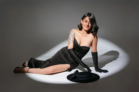 Alice_milf_ Vogue or Elle or L'officiel Which one would you see me? зображення 3