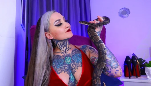 MistressDarkSindel Mistress and her snakes Foto 7