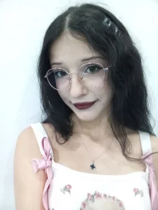 Should I keep the glasses on while I play with the straps? od MandaForero  2 snímek
