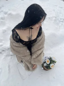 MoonVelour Flowers in the Snow Immagine  3