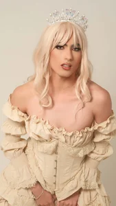 JESSI_NAOMI Royalty Pic