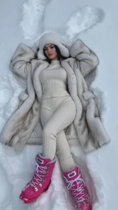 Upgrade complete: Hotter version 😅 de ChloeDevine  4 Imagens