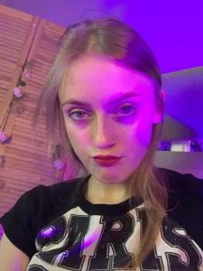 KiraMontoya cherry Foto 3