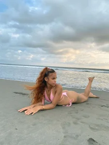 KendalStallyon in front of the sea 🦦🐙 Billede 3