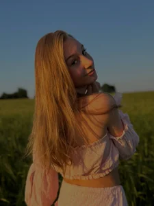 CarmenLipkin Public টি ছবি