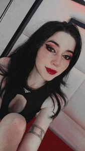 "If you look at me like this, I warm up too much 😈🔥 de alixxon1  5 photos