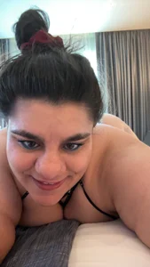 CurvySubLeah Playful/ Face Gambar 4