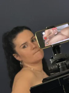 Naira_Dan Foto de mi móvil con una imagen de un vídeo Hình