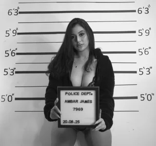 AmbarJames_ 𝑷𝒓𝒊𝒔𝒐𝒏 𝒐𝒇 𝒍𝒐𝒗𝒆 Foto 3