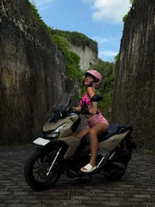 Hakuuna_Matata The girl on the motorcycle is sexy Pic 3