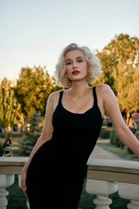 Blonde in Black 🖤 od DeliciaBagnoli  2 snímek