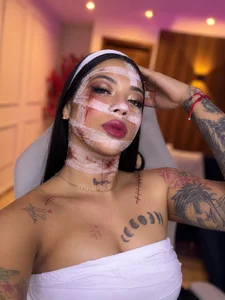 Rachel_collins_の🩸🖤 Wrapped in bandages, but full of temptations… 💋⚰️の 2枚の写真