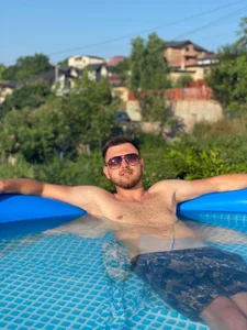 Public de hugedickedd  2 photos