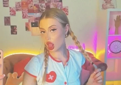 Sweet__Milly A little more of me Bilde