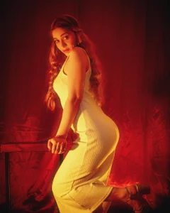 Caroline_hernandes elegant Pic 2