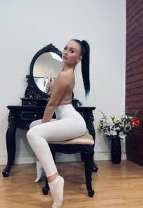 SuzanneKer1 Control starts with a look 🔥 Pic 2