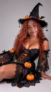 anailynn🇨🇴 Careful, this little witch has a special spell just for you 🧙🏻‍♀️🖤✨ Dare to discover it? 🎃图片 2