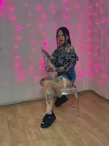 Megan_Black_Moonのnew album on transparent chair🤍の 2枚の写真