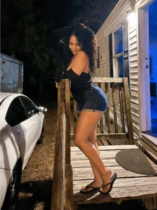 Queenlatinbeauty Public slika