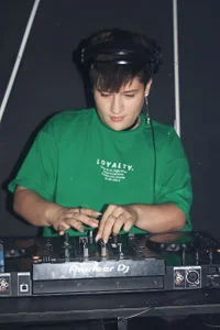 _AlexMorrisのMy big hobby is being a DJ. Do you know what genre I play?の枚の写真