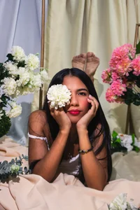 emily_gaviria1 Among petals... Bilde