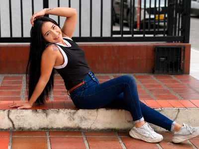 AshlyBella On the street🏘️ Billede 4