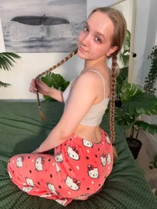 bambi_lu do u like my 🎀Hello Kitty🎀 pants? Foto 6